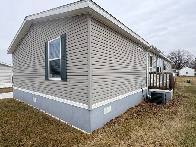 2121 Four Seasons Dr in Ankeny, IA - Foto de edificio - Building Photo