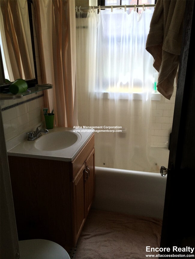 349 Pleasant St in Malden, MA - Foto de edificio - Building Photo