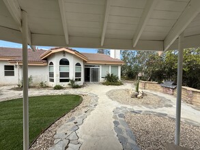 12 La Cam Rd in Thousand Oaks, CA - Building Photo - Building Photo