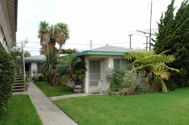 2241-2245 Pomona Ave in Costa Mesa, CA - Foto de edificio - Building Photo