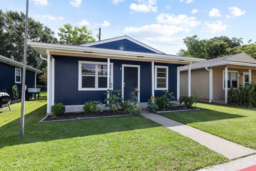 717 Cedar Bayou Rd, Unit 7 in Baytown, TX - Building Photo