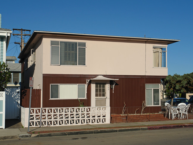 801 Bay Ave in Newport Beach, CA - Foto de edificio - Building Photo