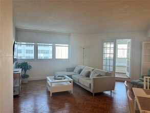 905 Brickell Bay Dr, Unit 1431 in Miami, FL - Building Photo - Building Photo