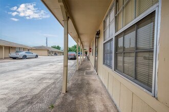 8430 Round Rock Dr, Unit 8 in Houston, TX - Foto de edificio - Building Photo