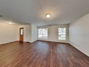 622 Oak Hill Dr in Kemah, TX - Foto de edificio - Building Photo