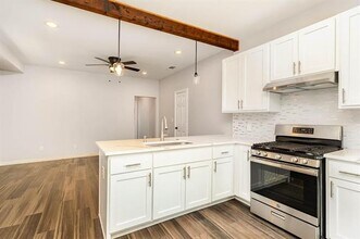 1030 N Bishop Ave in Dallas, TX - Building Photo - Building Photo