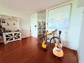 1 Bay Club Dr in Queens, NY - Building Photo - Building Photo