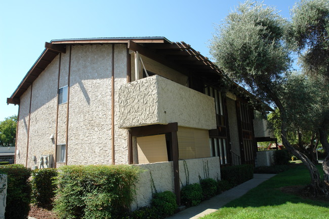 Cedar Grove Apartments in Chico, CA - Foto de edificio - Building Photo