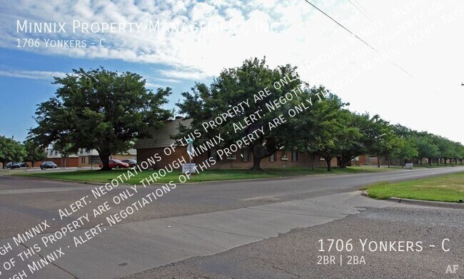 1706 Yonkers St, Unit C in Plainview, TX - Building Photo - Building Photo