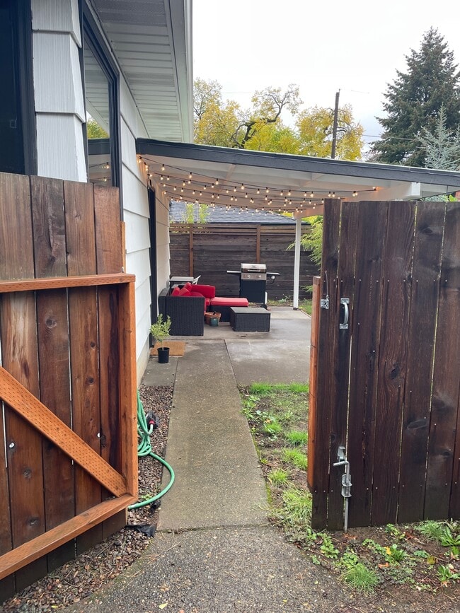 5520 N Concord Ave, Unit B in Portland, OR - Building Photo - Building Photo