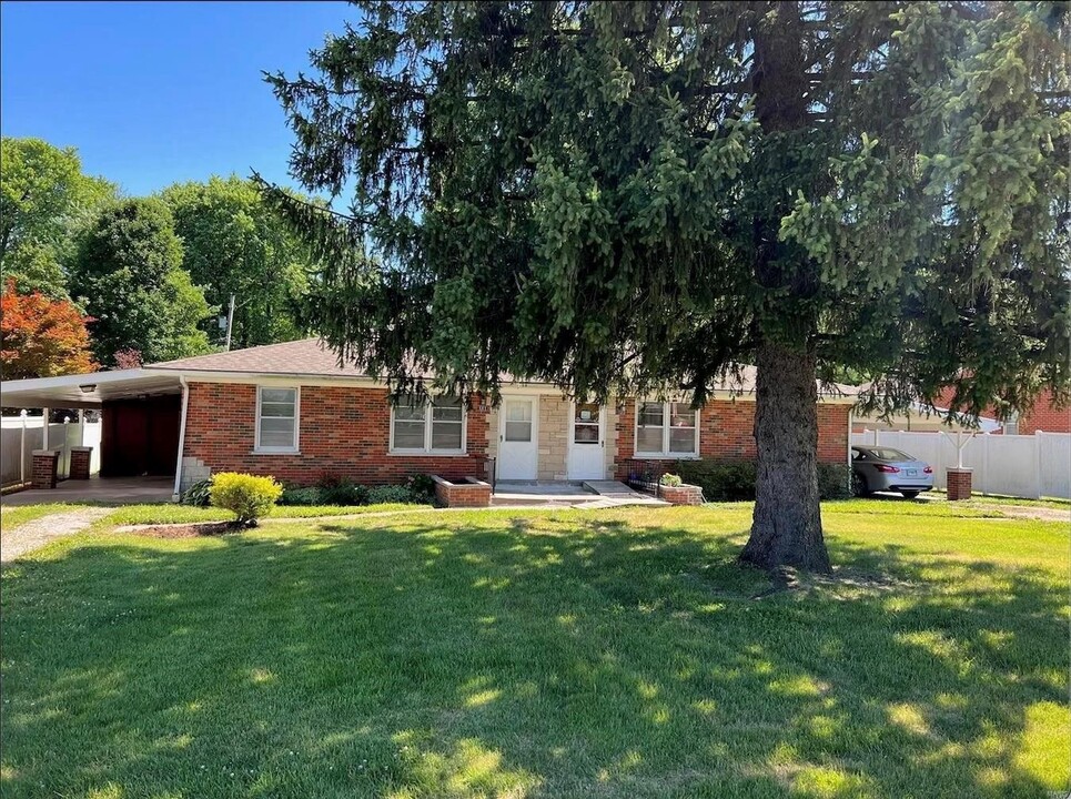 1311 W Hwy 50 in O'Fallon, IL - Foto de edificio