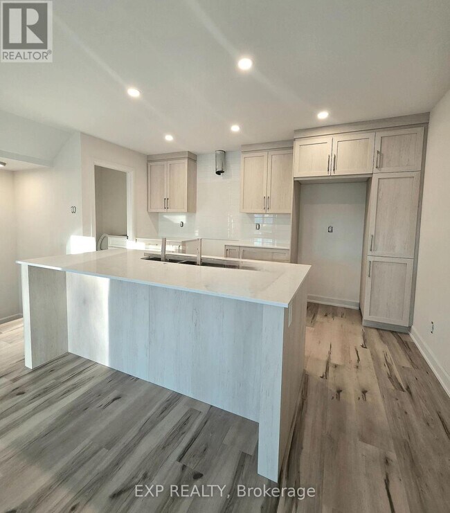 321 Voyageur Pl in Russell, ON - Building Photo - Building Photo