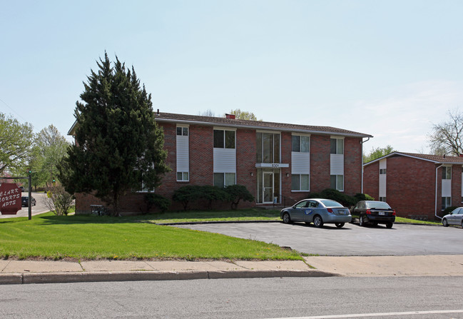 Royal Court Apartments in Overland Park, KS - Building Photo - Building Photo