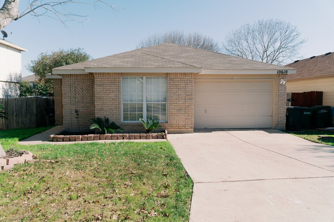 10610 Tiger Way in San Antonio, TX - Building Photo