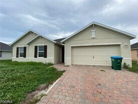 111 NW 9th St in Cape Coral, FL - Building Photo