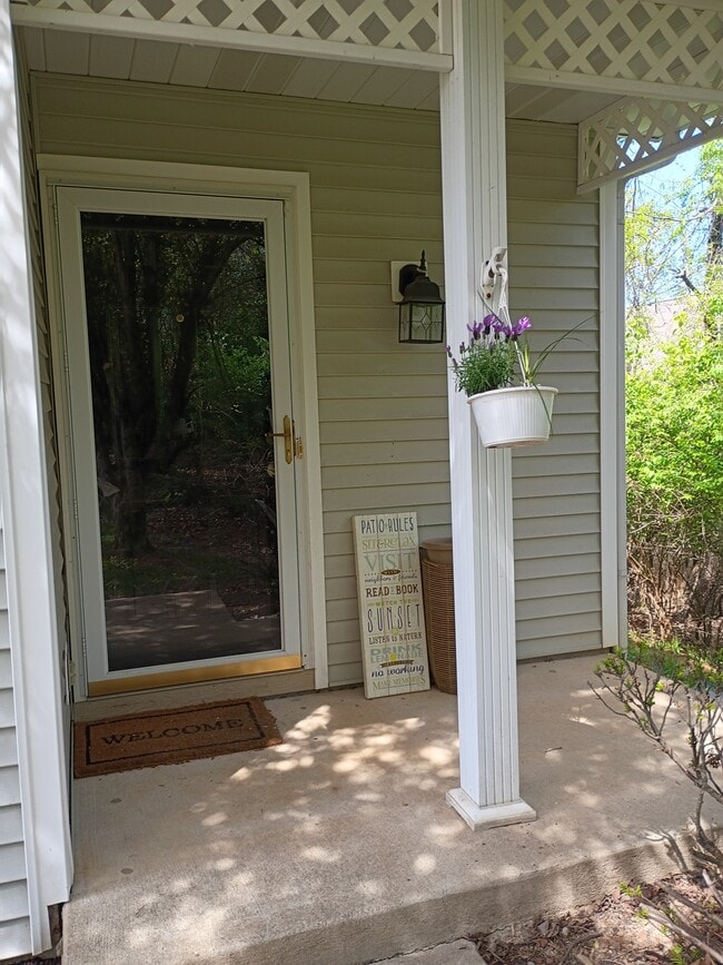 2210 S Laurelwood Cir in Bloomington, IN - Foto de edificio - Building Photo