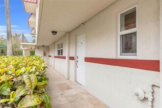 6707 N Kendall Dr in Miami, FL - Building Photo - Building Photo