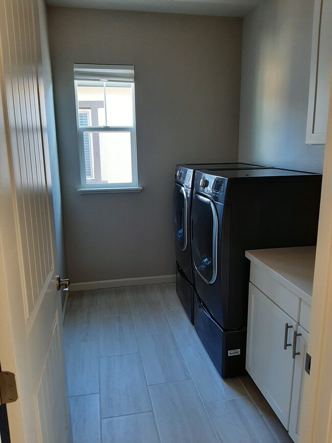 5542 Kennedy Pl in Cotati, CA - Building Photo - Building Photo