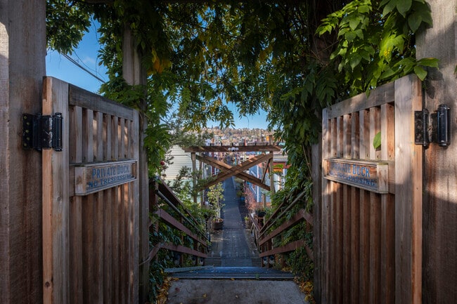 2031 Fairview Ave E in Seattle, WA - Building Photo - Building Photo