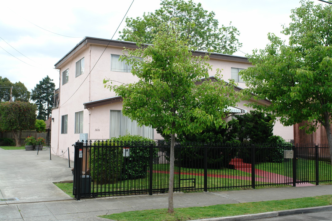 1616 Russell St in Berkeley, CA - Building Photo