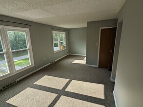 38 Whispering Pines Rd in Gansevoort, NY - Foto de edificio - Building Photo