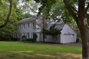 31 Pond View Dr in Wading River, NY - Building Photo