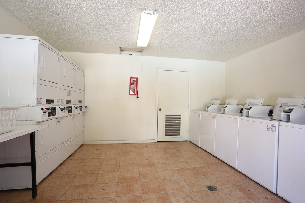 Palisades Park Apartments in Universal City, TX