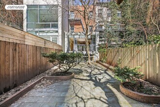 448 W 25th St in New York, NY - Foto de edificio - Building Photo