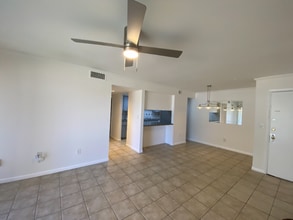 710 N Village Dr in St. Petersburg, FL - Foto de edificio - Building Photo