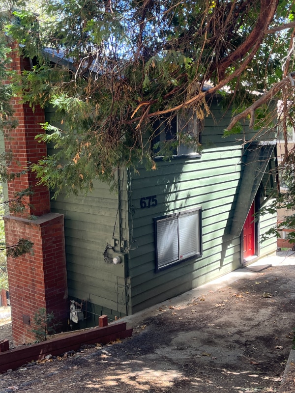 675 E Victoria Ct in Lake Arrowhead, CA - Foto de edificio - Building Photo