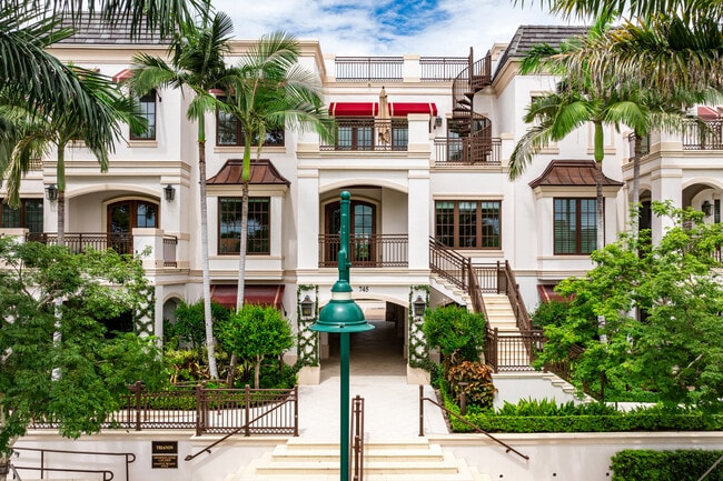 745 12th Ave in Naples, FL - Building Photo - Building Photo