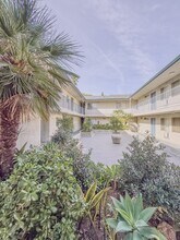 Castle Croatia in Reseda, CA - Foto de edificio - Building Photo