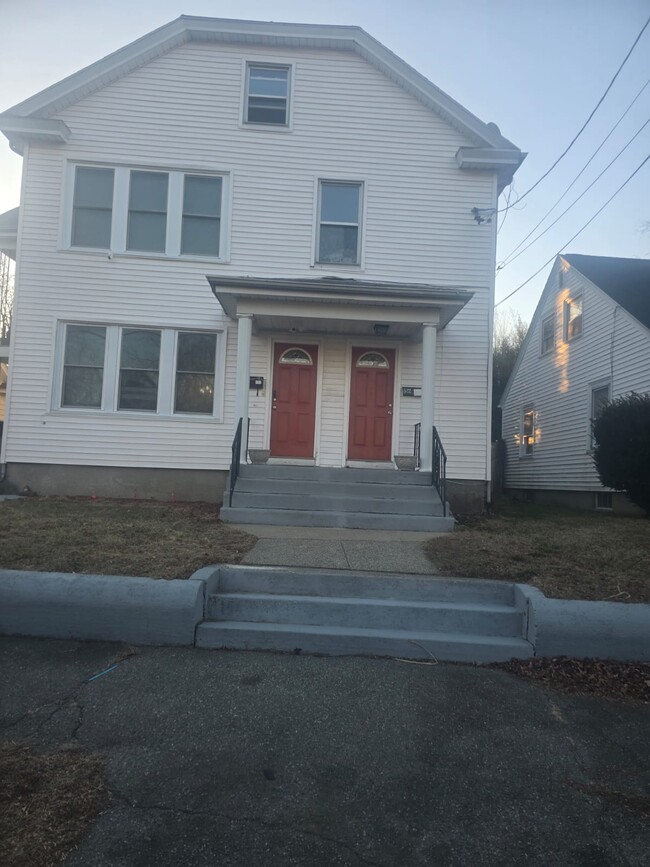 520 Daggett Ave in Pawtucket, RI - Foto de edificio - Building Photo