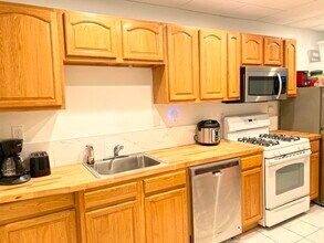 130 W 8th St, Unit 3 in Boston, MA - Building Photo - Building Photo