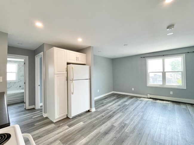 728 E Main St in Welland, ON - Building Photo - Building Photo