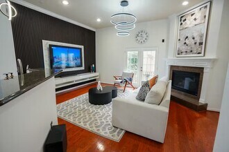 5625 Dolores St in Houston, TX - Foto de edificio - Building Photo