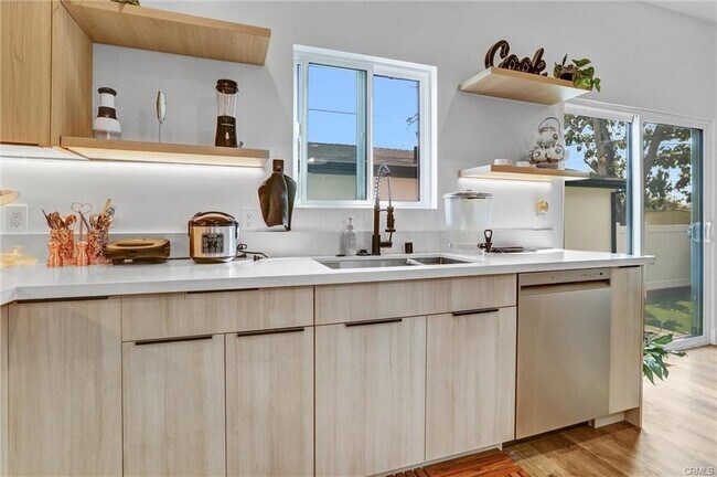 6900 Corbin Ave in Los Angeles, CA - Building Photo - Building Photo