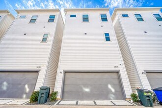 5838 E Post Oak Ln in Houston, TX - Foto de edificio - Building Photo