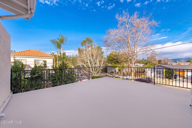 22002 Ybarra Rd in Woodland Hills, CA - Building Photo - Building Photo