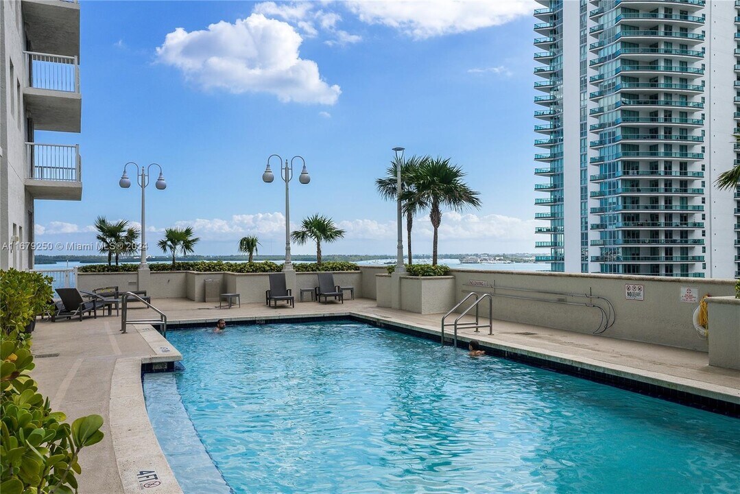 1200 Brickell Bay Dr, Unit 2512 in Miami, FL - Foto de edificio