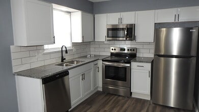 219 NE Cedar Ct in Blue Springs, MO - Foto de edificio - Building Photo