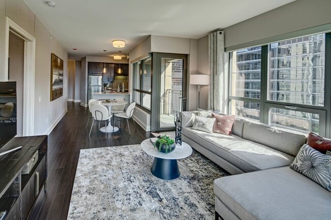 AMLI River North in Chicago, IL - Building Photo - Building Photo