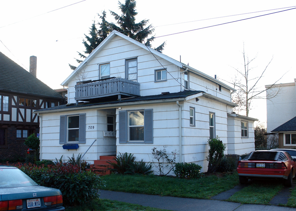 709 NE 43rd St in Seattle, WA - Building Photo