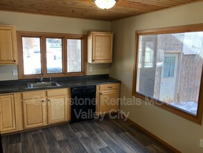 424 6th Ave NE in Valley City, ND - Building Photo - Building Photo