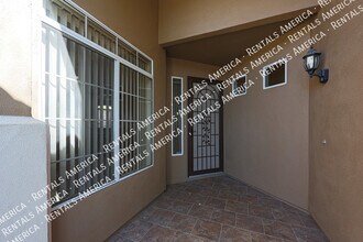 10232 E Meadow Hill Dr in Scottsdale, AZ - Foto de edificio - Building Photo