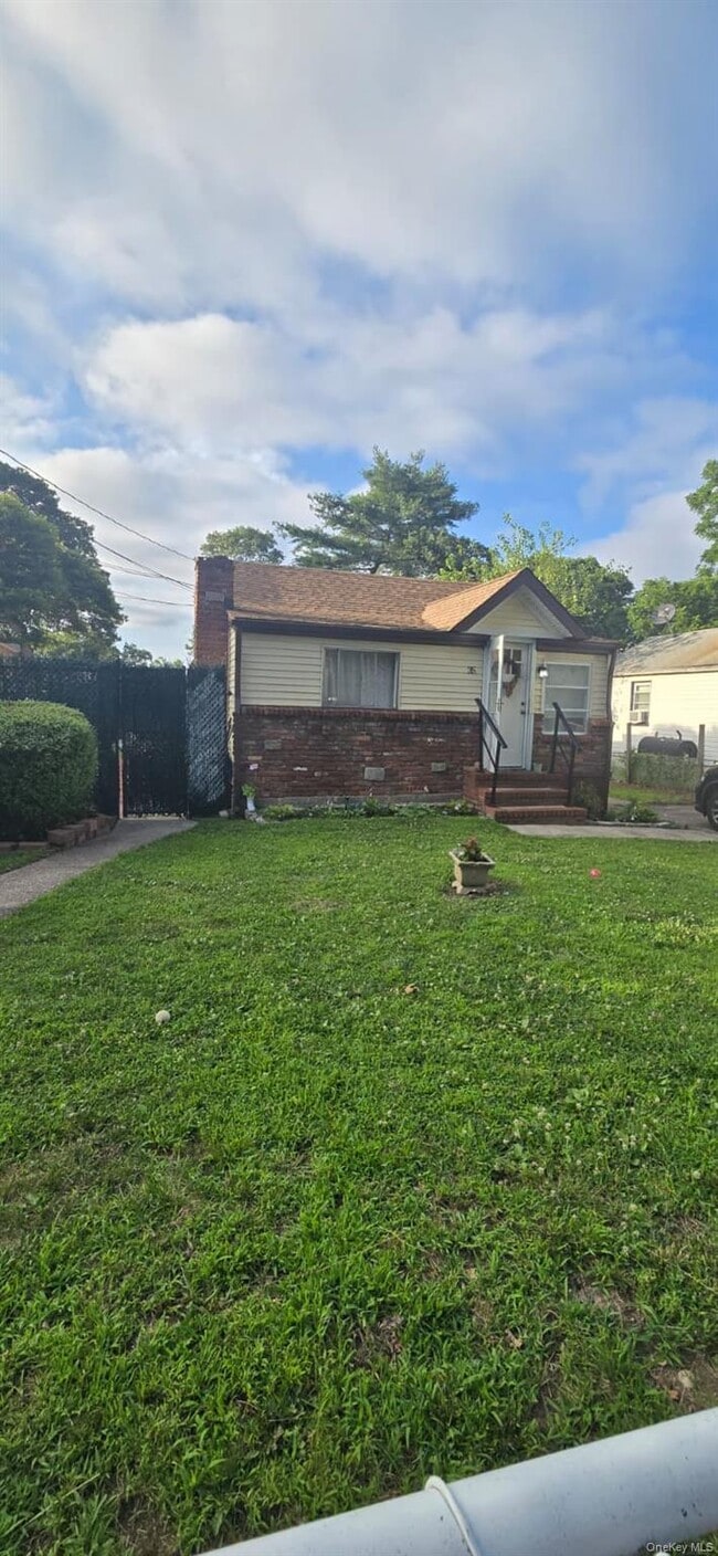 35 Cedarhurst Ave in Selden, NY - Building Photo - Building Photo