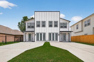 5027 Willow Glen Dr, Unit A in Houston, TX - Building Photo