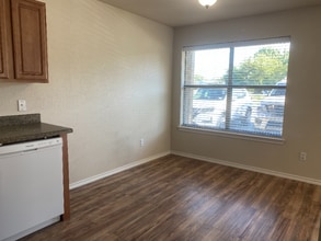 108 N 6th St in Godley, TX - Building Photo - Building Photo