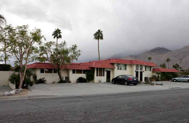 160 S Saturmino Dr in Palm Springs, CA - Foto de edificio - Building Photo