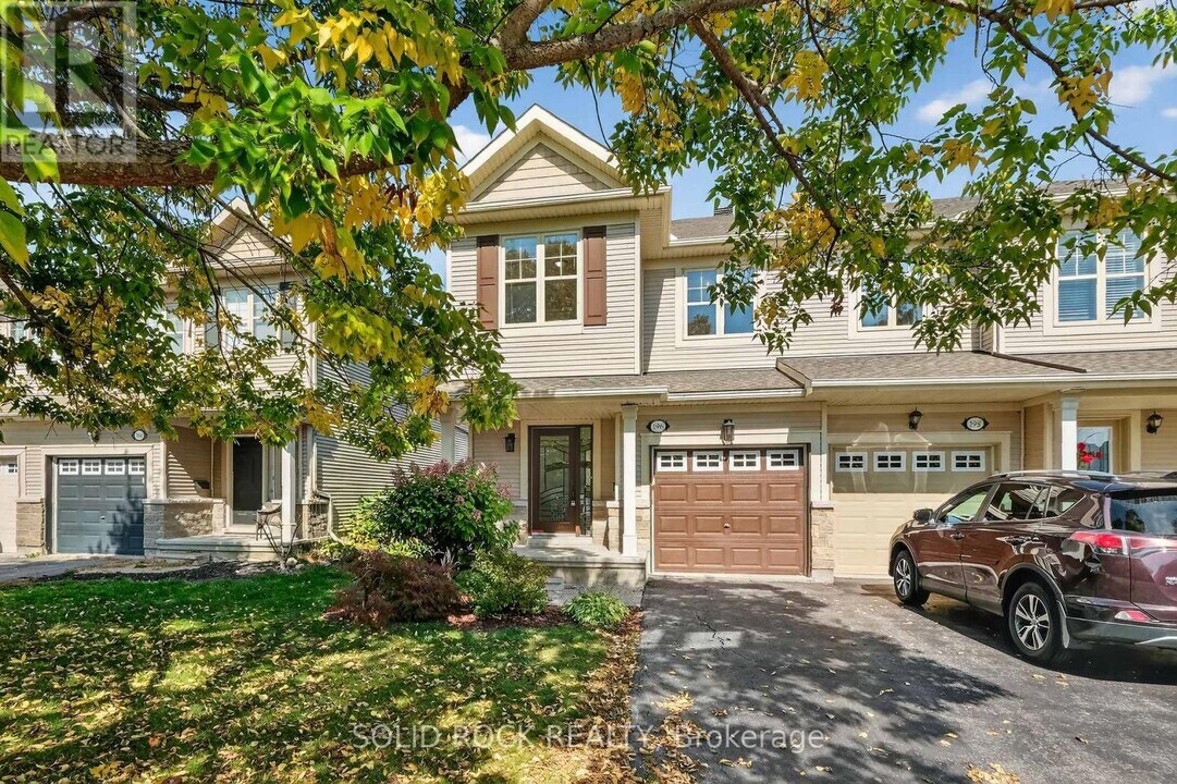 196 Trail Side Cir in Ottawa, ON - Building Photo